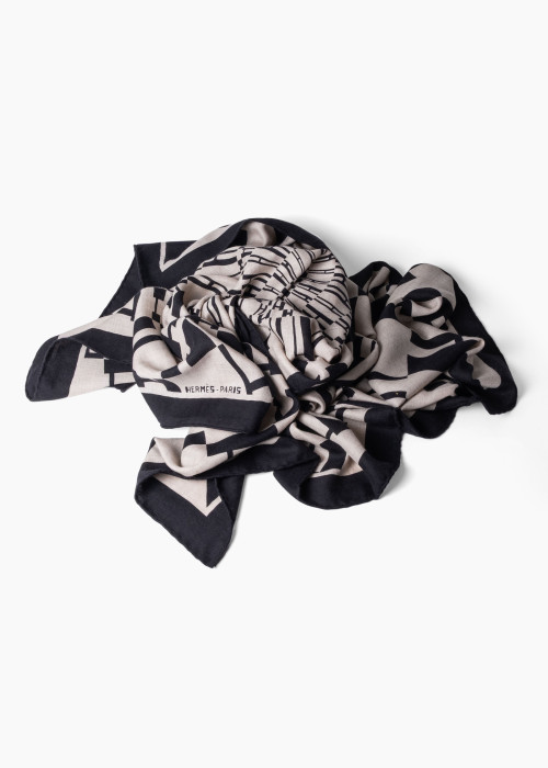 Châle 140 "OP’H" à motif géométrique noir et beige, en cachemire et soie.