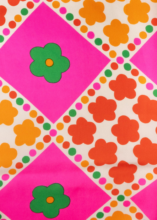 Carré vintage en soie à motif floral et géométrique aux couleurs vives