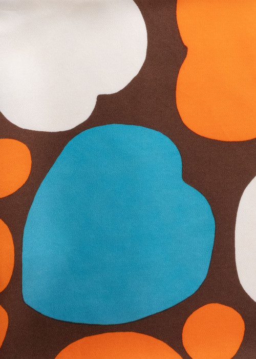 Carré vintage en soie avec un motif de cœurs et de cercles orange et bleus sur un fond marron.