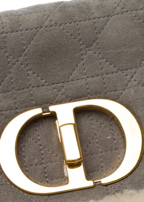 Caro-Tasche mit Überschlag aus Lammfell und grauem Wildleder