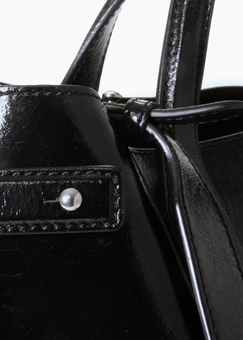 The Banner Tasche aus schwarzem Lackleder