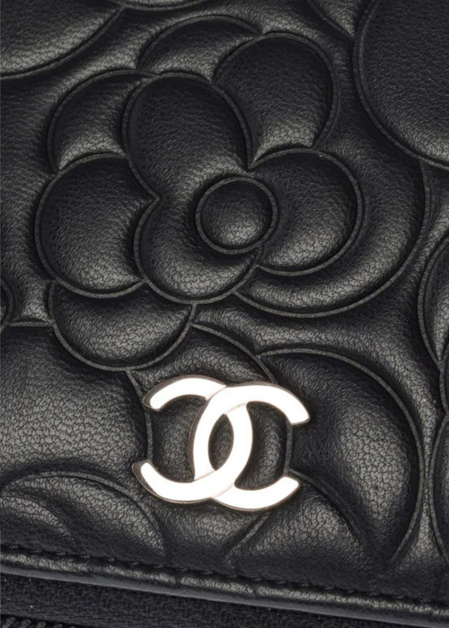 Portefeuille Camélia en cuir d’agneau noir embossé