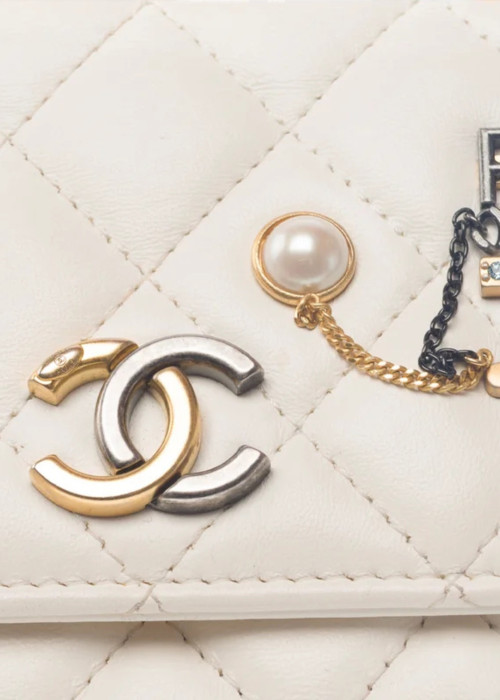 Timeless​ ​Crossbody​ ​Kollektion​ ​Cruise​ ​2022​ aus​ ​weißem​ ​Leder