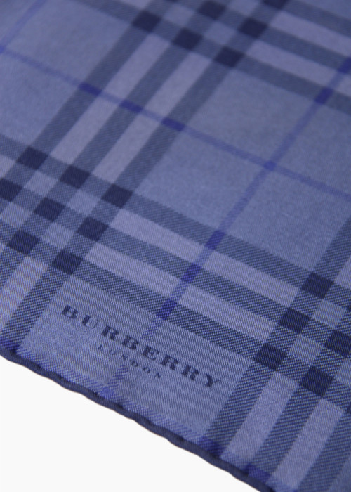 Carré de soie à carreaux bleus