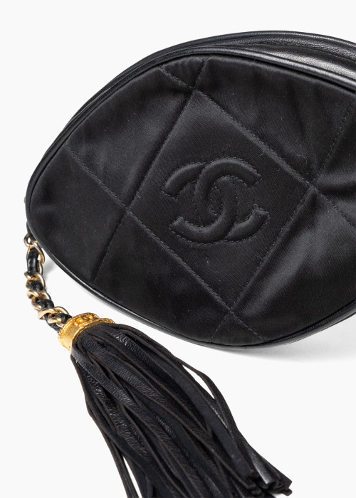 Schwarze Satin-Clutch