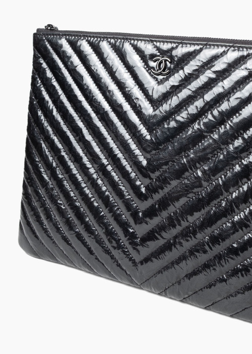 Pochette motif Chevron en cuir verni