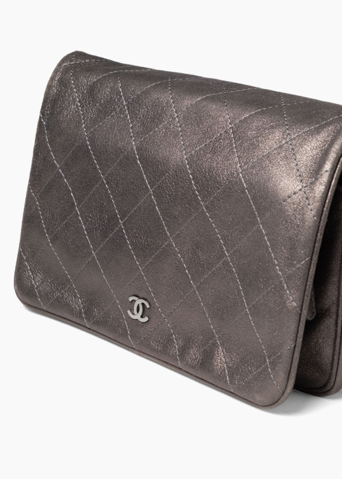 Wallet on Chain CC en cuir d'agneau métallisé et matelassé