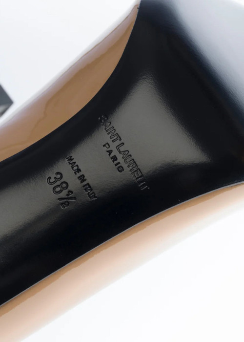 Beigefarbene Pumps aus Lackleder