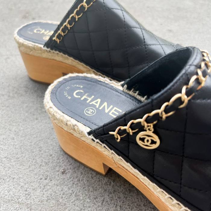 Mules Chanel en cuir noir Chanel