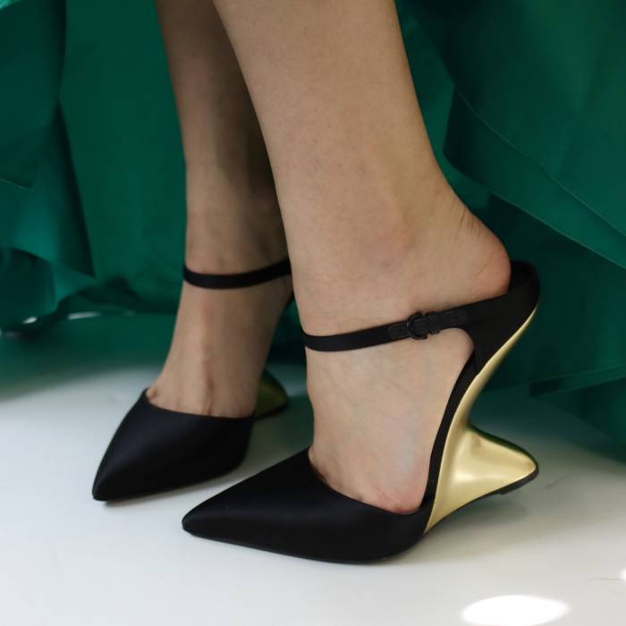 Schuhe mit goldenen Absätzen aus schwarzem Samt Salvatore Ferragamo