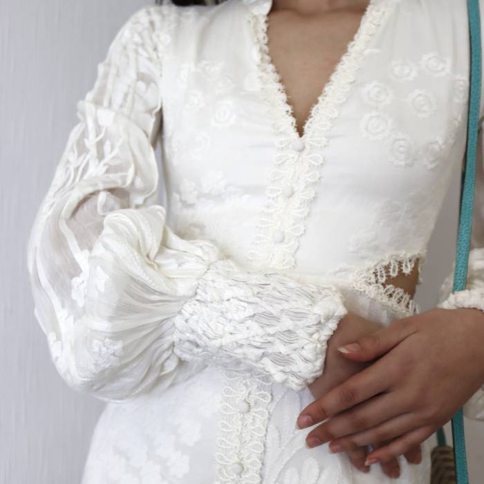 Weißes Kleid mit langen Ärmeln und Stickerei Alexis