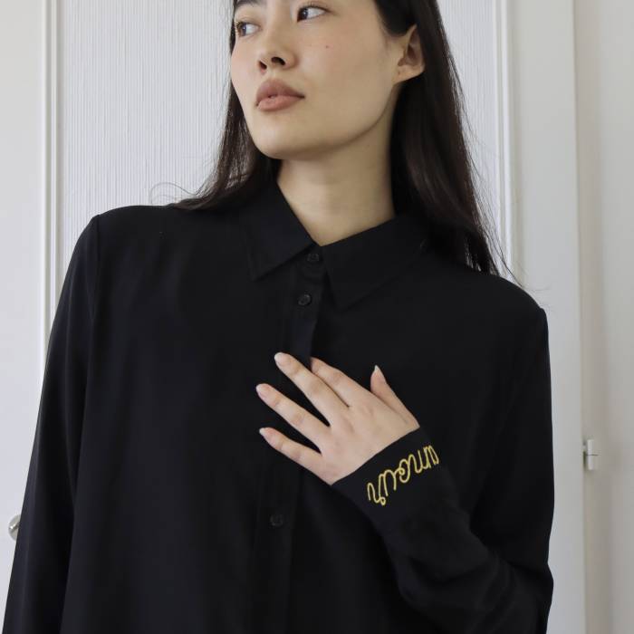 Black shirt with "love" embroidered in metallic thread Amlège