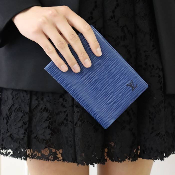 Carnet pour passeport en cuir épi bleu Louis Vuitton