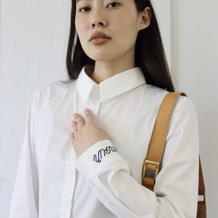 White shirt with "amour" embroidered in black Amlège