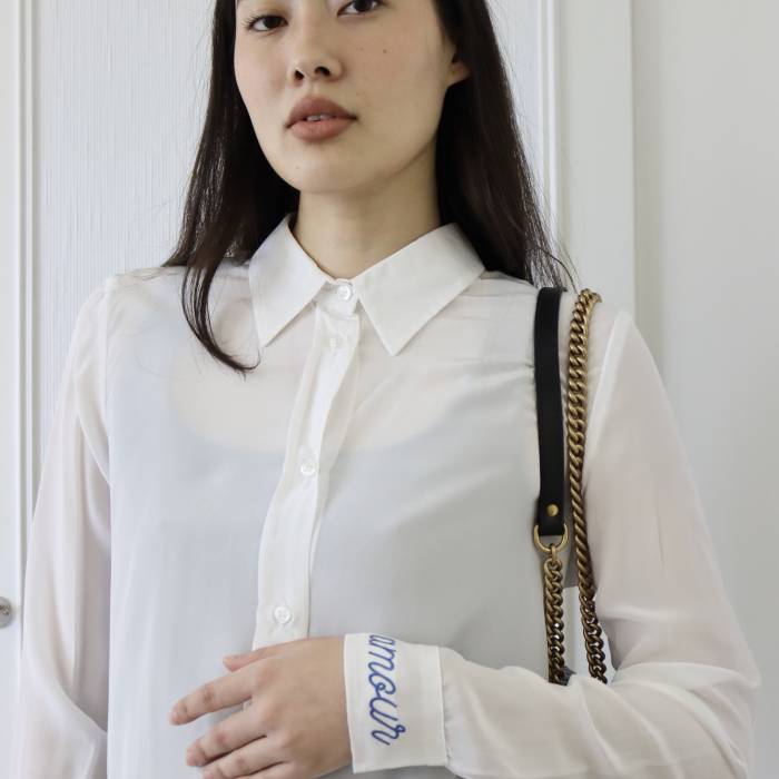 White shirt with "amour" embroidered in blue Amlège