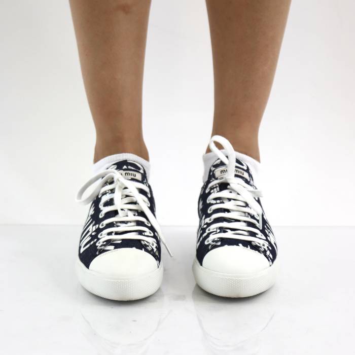Miu Miu Sneakers aus blauem und weißem Jeansstoff Miu Miu