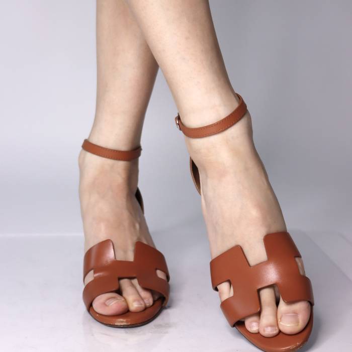 Paire de sandales compensées en cuir Hermès