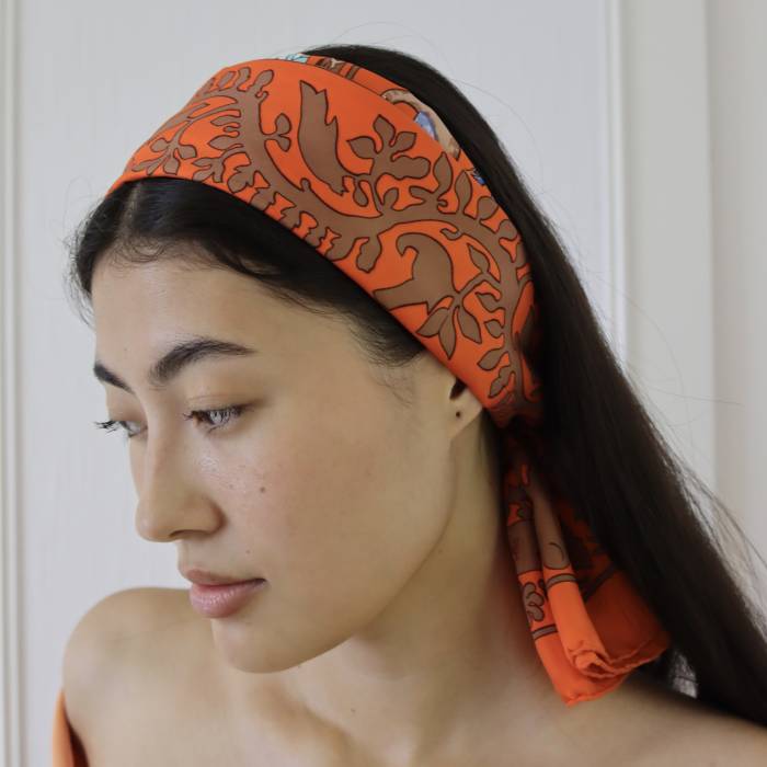 Foulard en soie orange avec motifs d'animaux Hermès