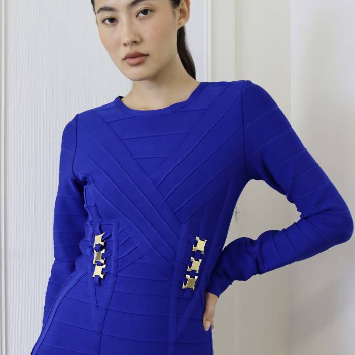 Robe bleu électrique avec bijoux dorés Valentino