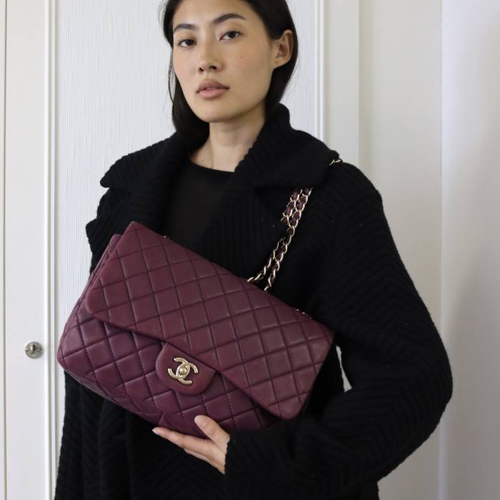 Classic flap jumbo bag in purple leather Chanel