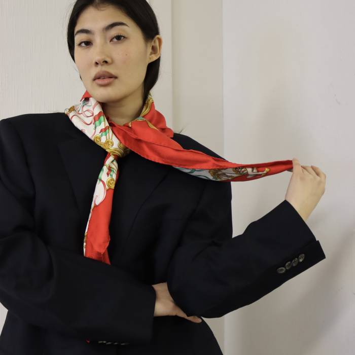 Quadratisches Halstuch aus roter Seide Hermès