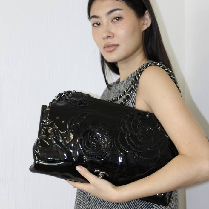 Chanel Maxi Jumbo Classic Flap bag in black patent leather Chanel