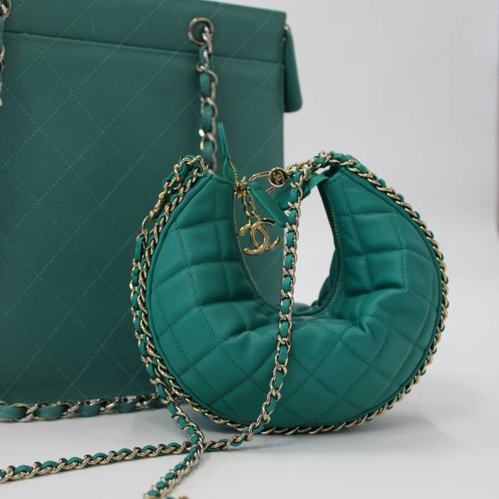Demi Lune Tasche aus grünem Leder Chanel