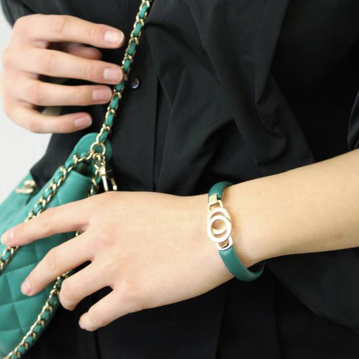 Interlocking Armband aus grünem Leder und Gelbgold Bulgari