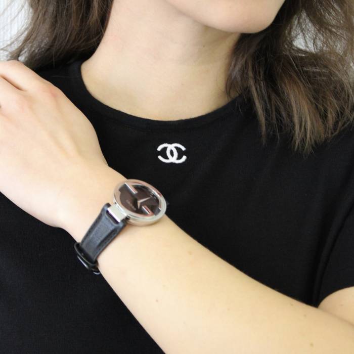 Uhr aus Stahl mit schwarzem Lederarmband Gucci