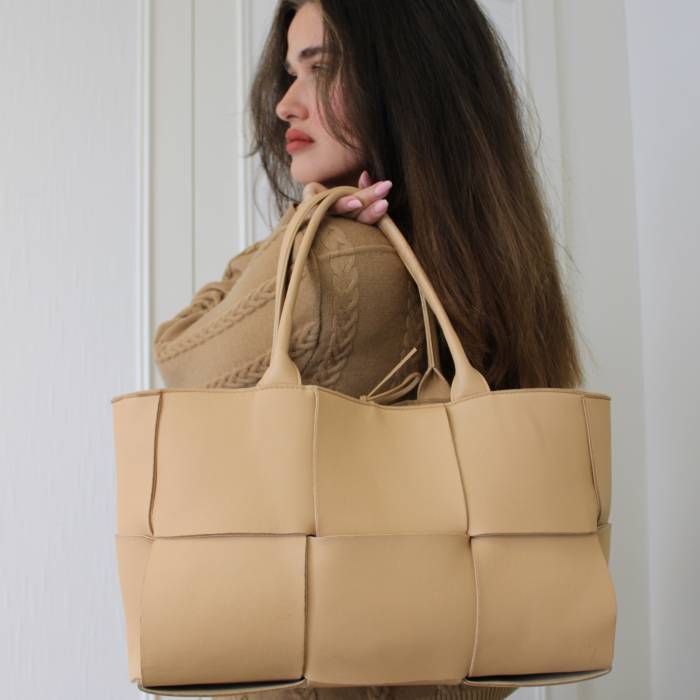 Arco tote bag in beige woven leather Bottega Veneta
