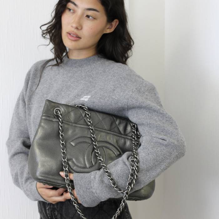 Sac Shopper en cuir gris métallisé Chanel