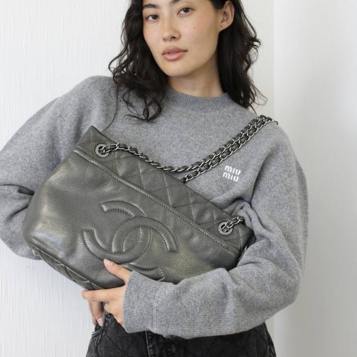 Sac Shopper en cuir gris métallisé Chanel