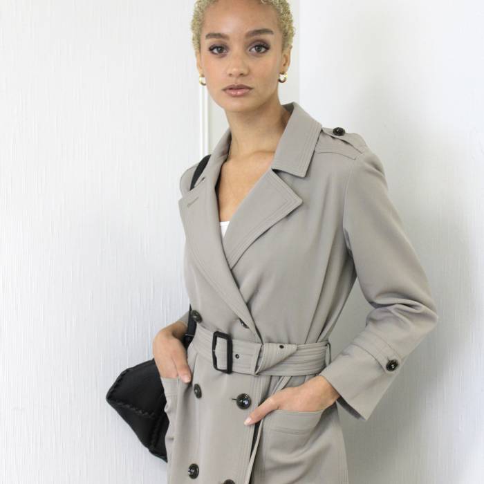 Trenchcoat gris-beige avec épaulettes Burberry