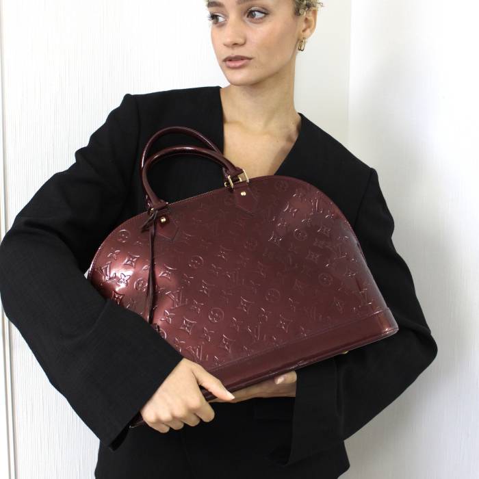 Alma bag in burgundy patent leather