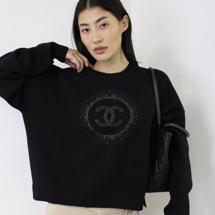 Pull noir avec logo doré Chanel