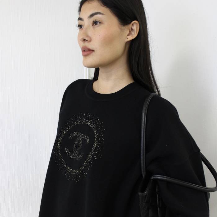 Pull noir avec logo doré Chanel