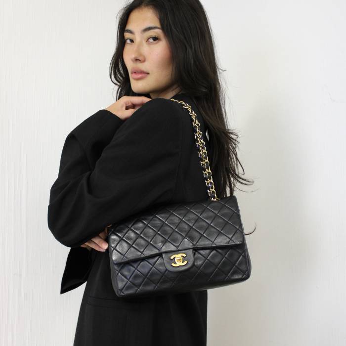Timeless vintage 25 en cuir d’agneau noir Chanel