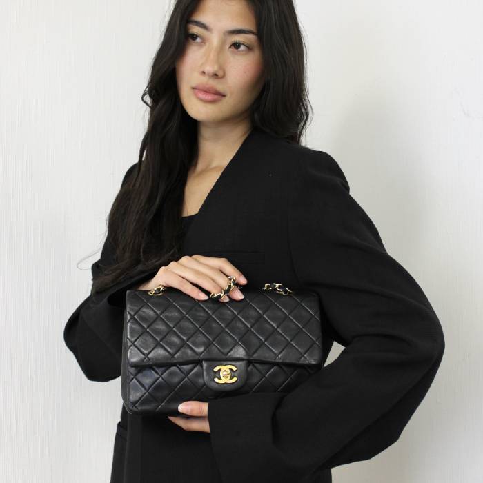 Timeless vintage 25 en cuir d’agneau noir Chanel
