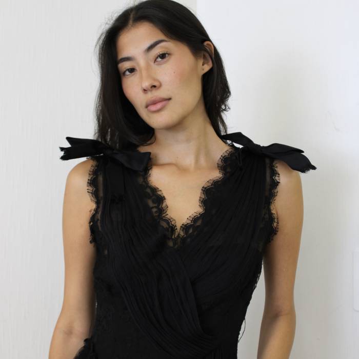 Robe noire avec dentelle et nœuds Chanel