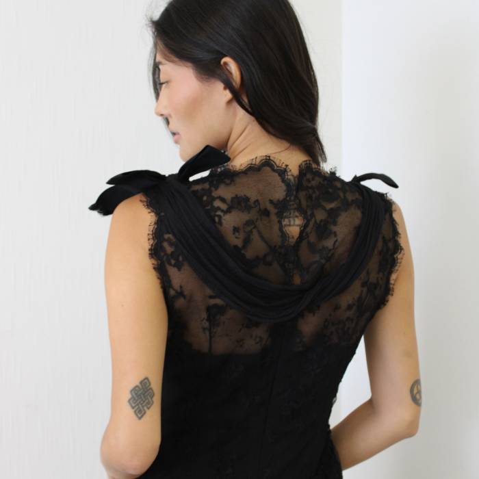 Robe noire avec dentelle et nœuds Chanel