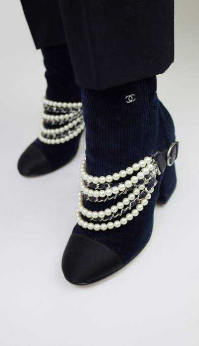 Bottines en velours et perles Chanel