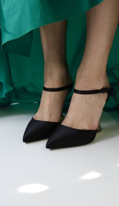 Schuhe mit goldenen Absätzen aus schwarzem Samt Salvatore Ferragamo