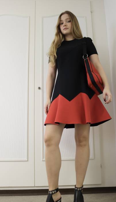 Schwarzes und rotes Kleid Louis Vuitton