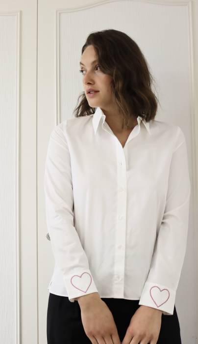 White shirt with embroidered pink hearts Amlège