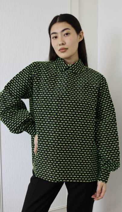 Black shirt with fluorescent yellow details Amlège