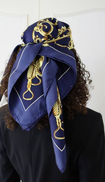 Foulard bleu marine et doré en soie Hermès