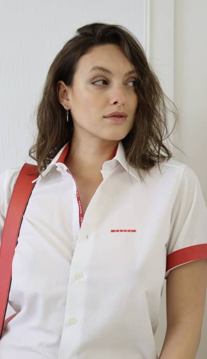 Jolie chemise mixte rouge et blanche Prada