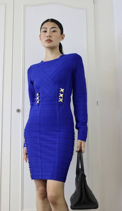 Elektrisch blaues Kleid mit goldenen Juwelen Valentino
