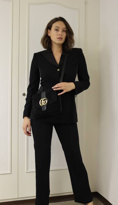 Costume noir et boutons dorés Versace