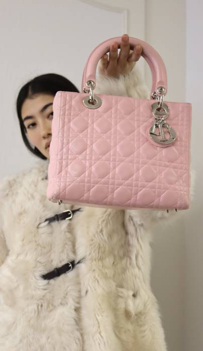 Lady Dior Tasche rosa mit silbernem Schmuckstück Dior
